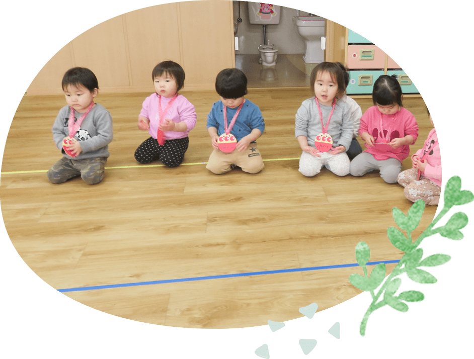 立腰姿勢の子どもたち