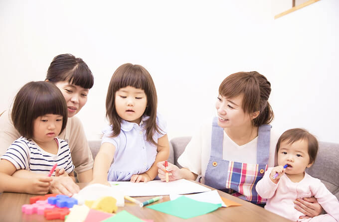 朝の集い・立腰保育・読み聞かせ・クラス別保育