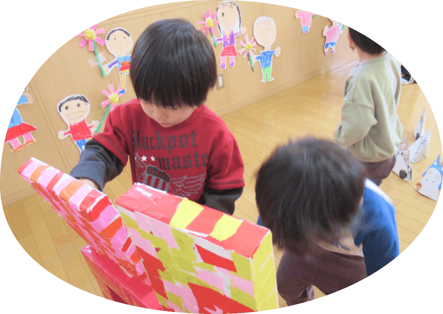 園内で遊ぶ子どもたち
