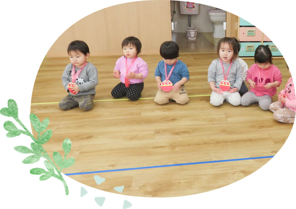立腰姿勢の子どもたち