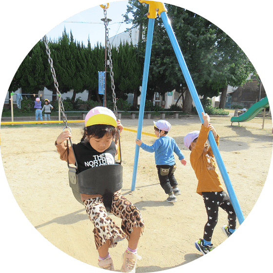 遊具で遊ぶ子ども